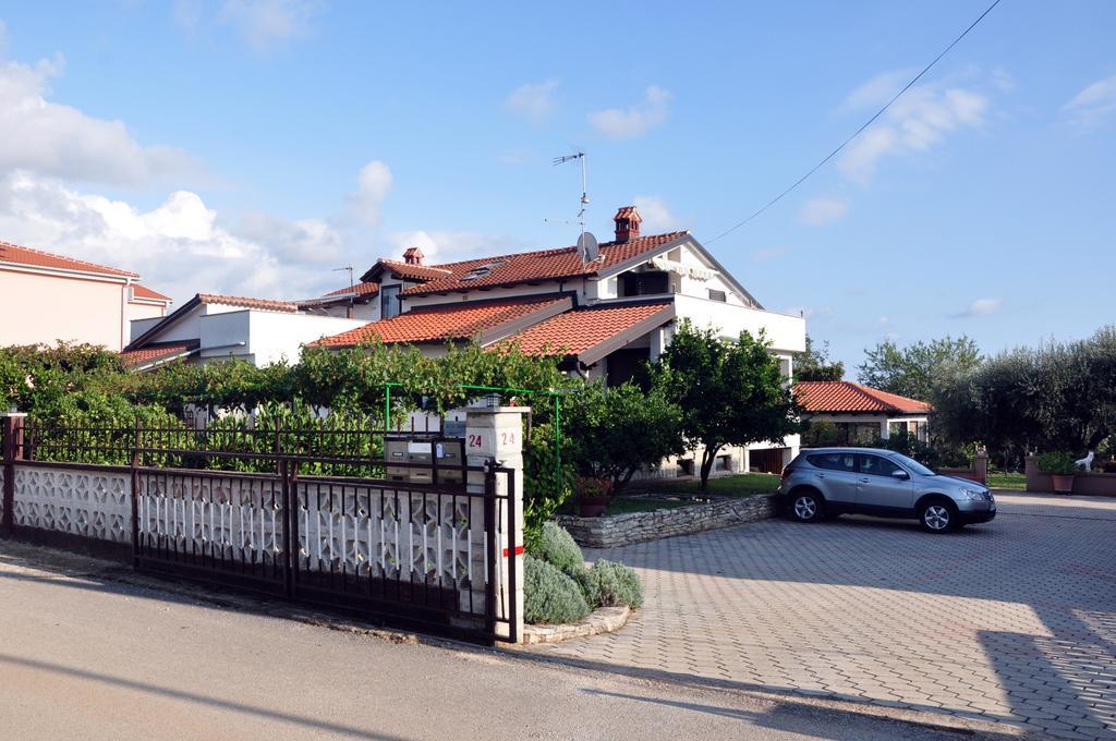 Franko Apartmani Zambratija  Bagian luar foto