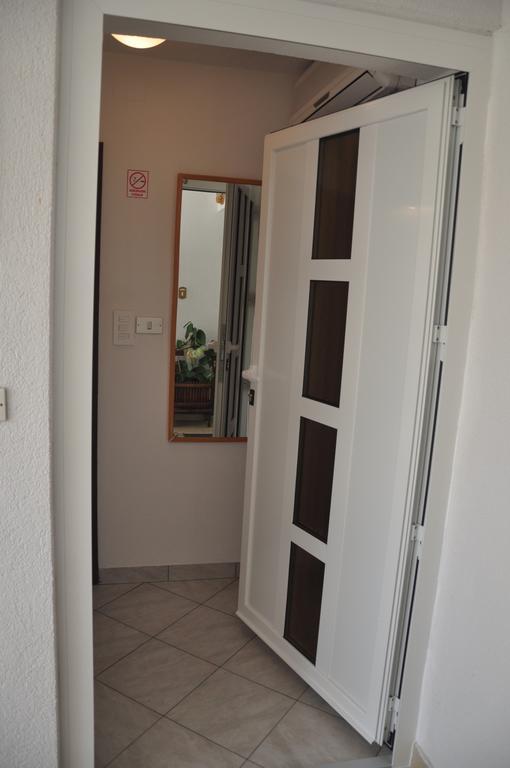 Franko Apartmani Zambratija  Bagian luar foto