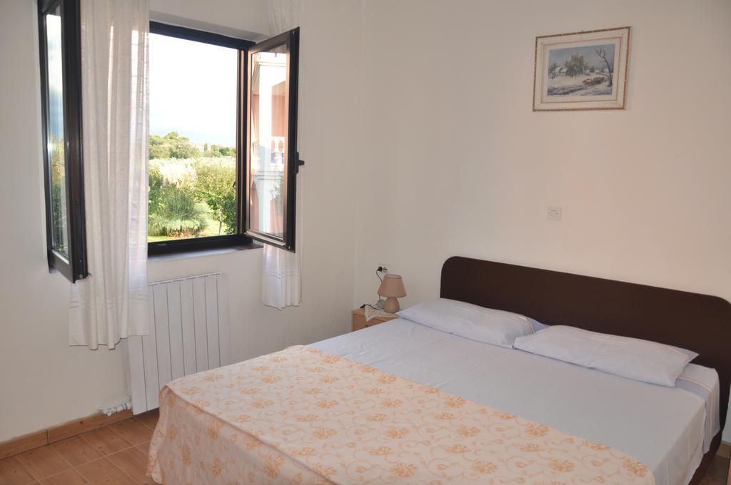 Franko Apartmani Zambratija  Bagian luar foto